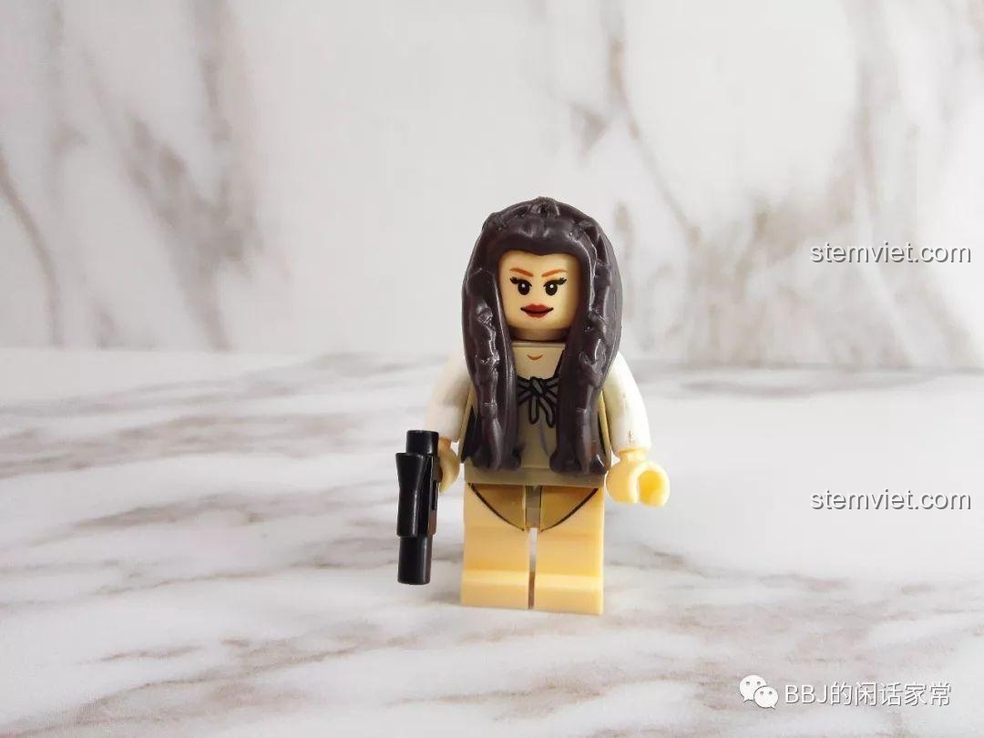Minifigure Công chúa Leia từ bộ XINH X0144 Star Wars, nổi bật với mái tóc đẹp và chi tiết.