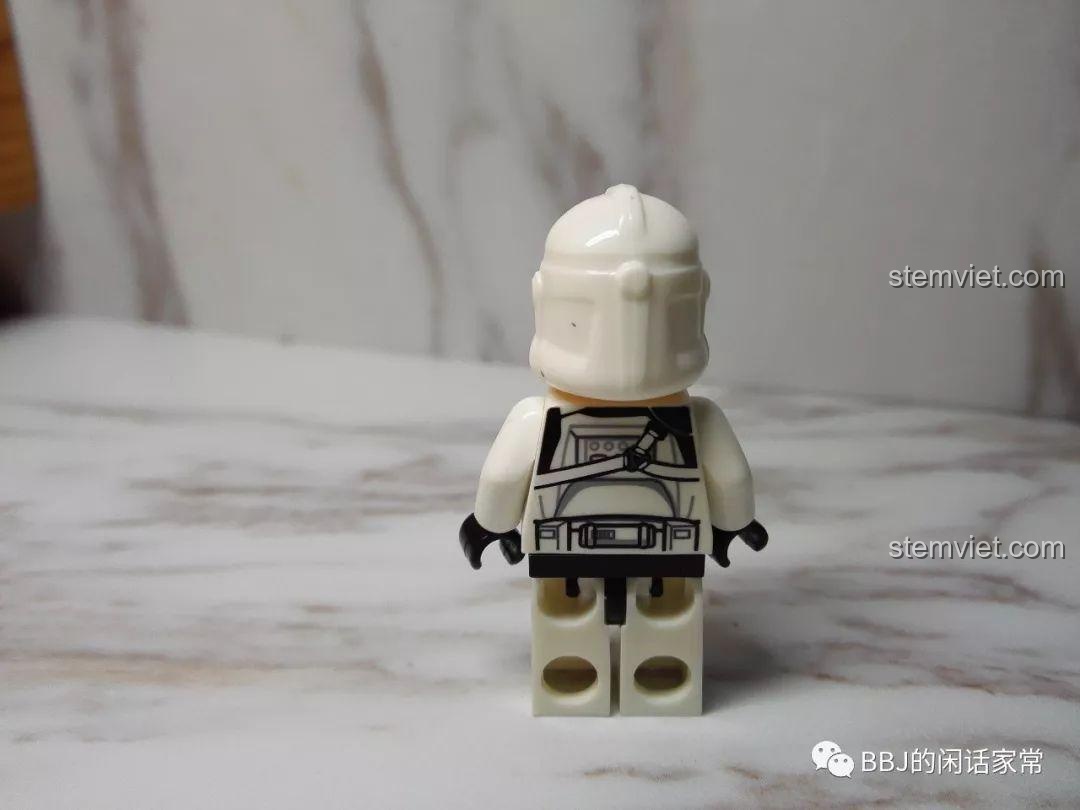 Mặt sau minifigure Lính Clone Cunner trong bộ XINH X0144 Star Wars, thể hiện chi tiết in ấn và thiết kế tổng thể.