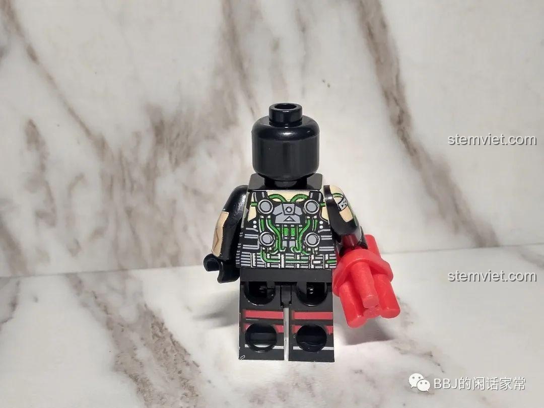 Mặt sau của minifigure Bane 1017 trong bộ XINH X0227, thể hiện các chi tiết máy móc và ống dẫn chất độc Venom.