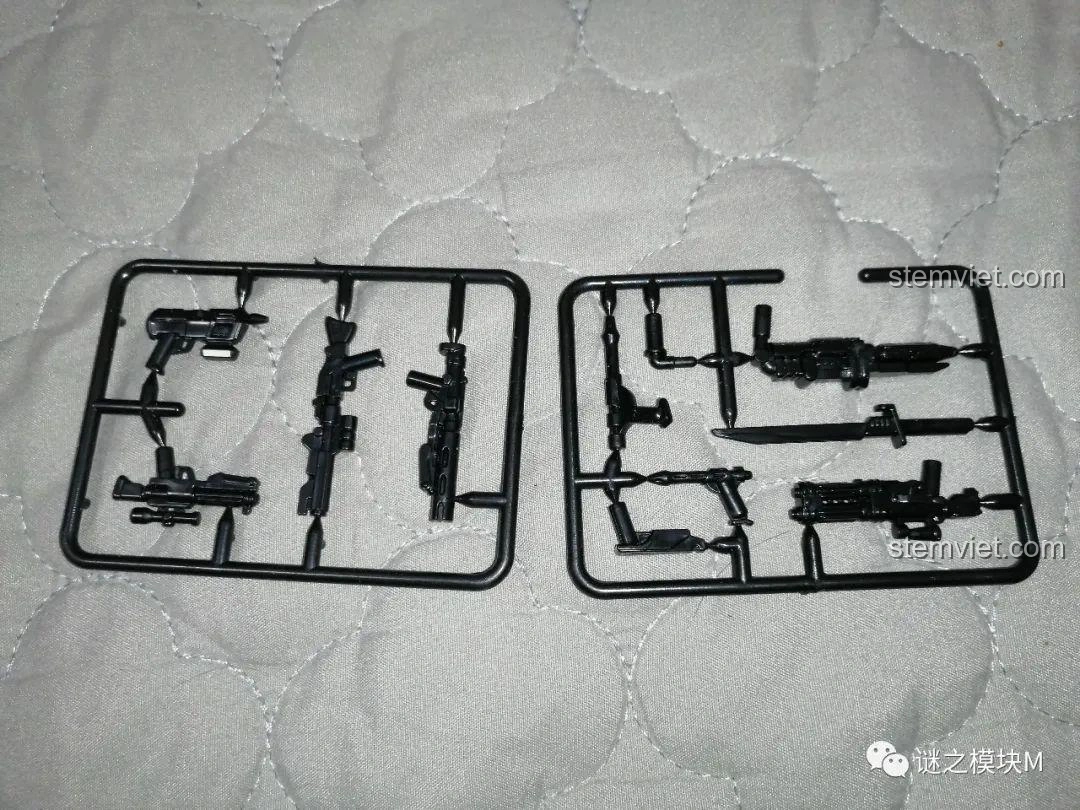 Ảnh cận cảnh các tấm vỉ chứa vũ khí đi kèm bộ 8 minifigure XINH X0300 Clone Trooper, đa dạng súng blaster và dao găm - nhận xét XINH X0300 Bộ Minifigure Star Wars.