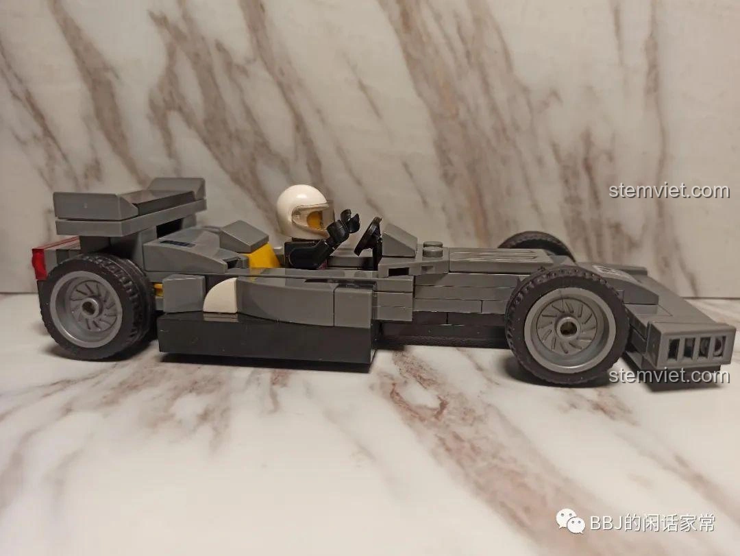 Góc chụp khác của mô hình xe đua F1 Zhegao QL0714, thể hiện tỷ lệ và hình dáng