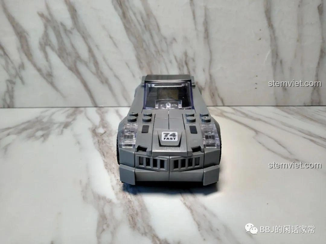 Phần đuôi của mô hình xe thể thao Zhegao QL0714 với đèn hậu và thiết kế gọn gàng