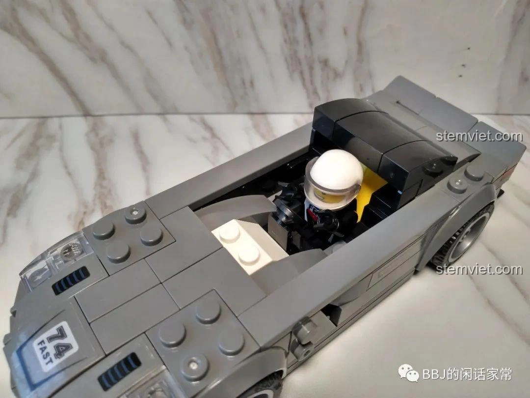 Góc chụp thấp của mô hình xe thể thao Zhegao QL0714, tạo cảm giác mạnh mẽ