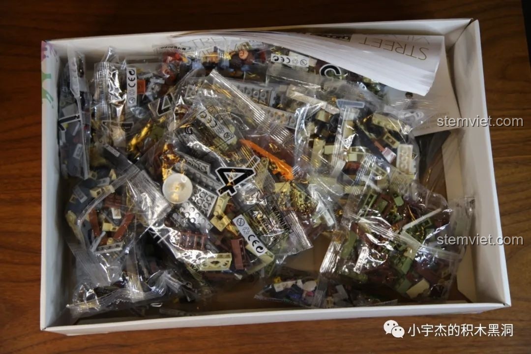 Cận cảnh các túi gạch được đánh số 4 của bộ lắp ráp Zhegao QL0937 Nhà Hàng Trung Hoa.