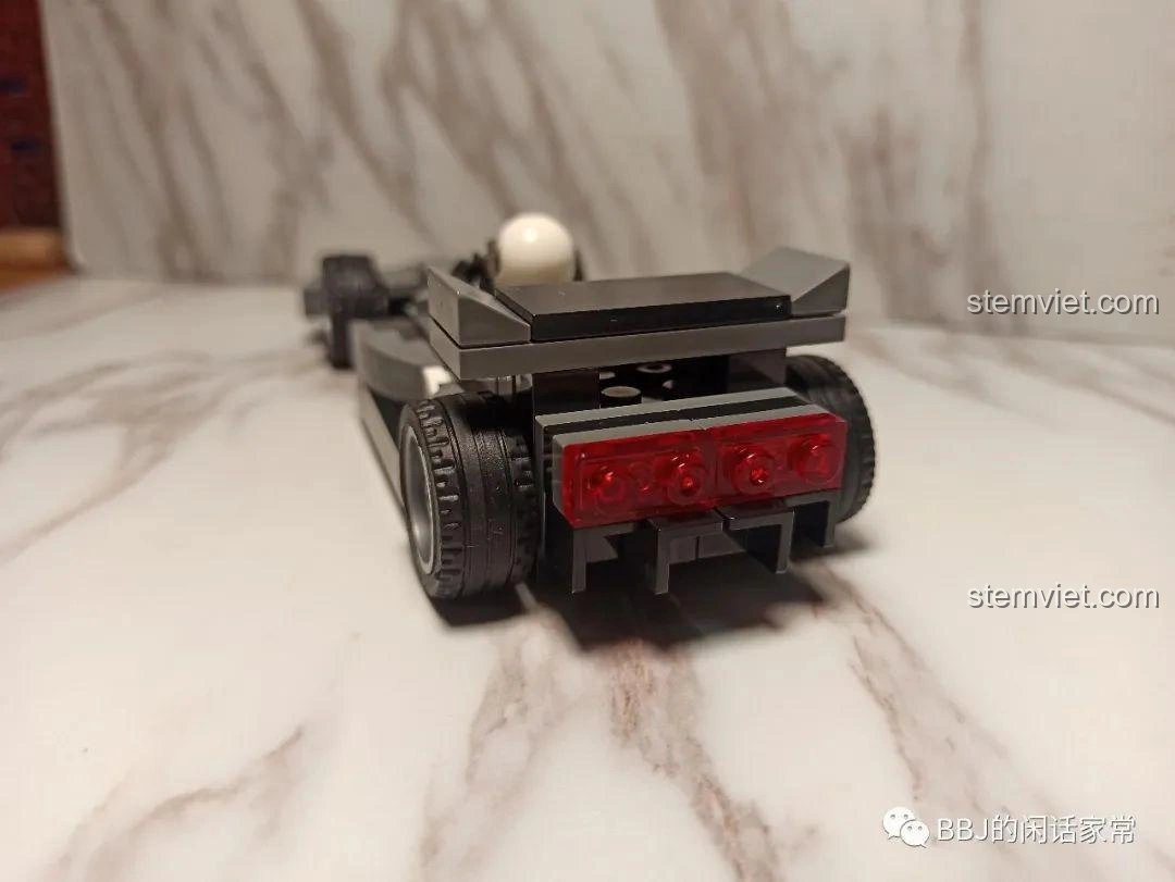 Phần đuôi của mô hình xe đua F1 Zhegao QL0714 với đèn hậu màu đỏ và cánh gió