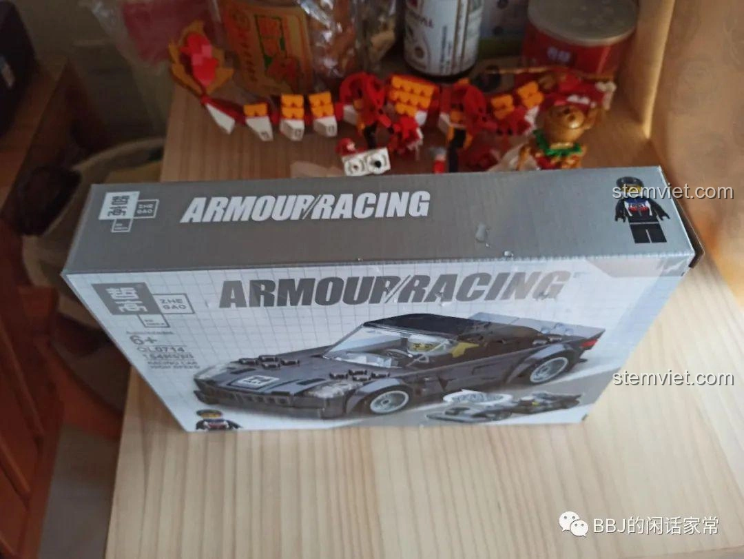 Góc nhìn nghiêng hộp bộ lắp ráp Xe đua Armour Racing QL0714, cho thấy thiết kế gọn gàng