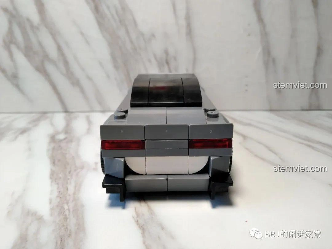 Góc nhìn bên hông đối diện của mô hình xe thể thao Zhegao QL0714, thể hiện sự đối xứng