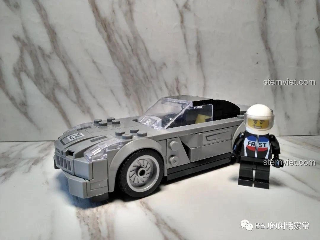 Mô hình xe thể thao Zhegao QL0714 cùng minifigure tay đua, sẵn sàng cho chuyến phiêu lưu