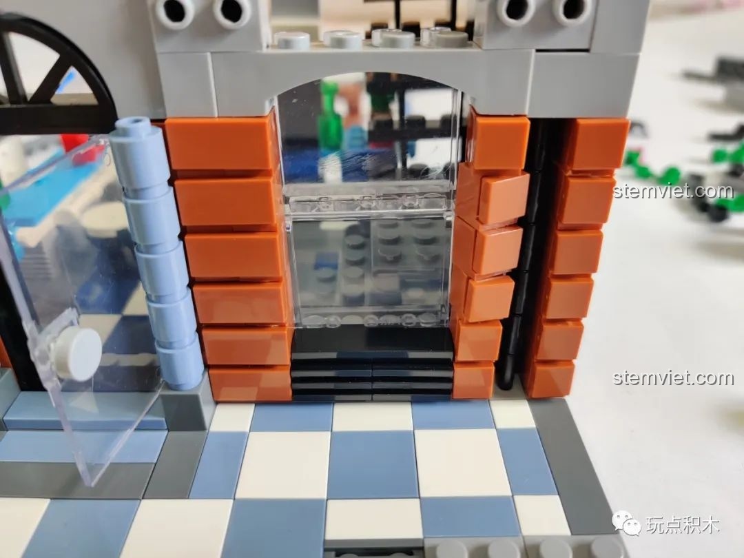 Đánh giá Zhegao QL 0935 Mô hình Quán rượu Hill cho thấy các chi tiết lỏng có thể xoay được sau khi lắp.