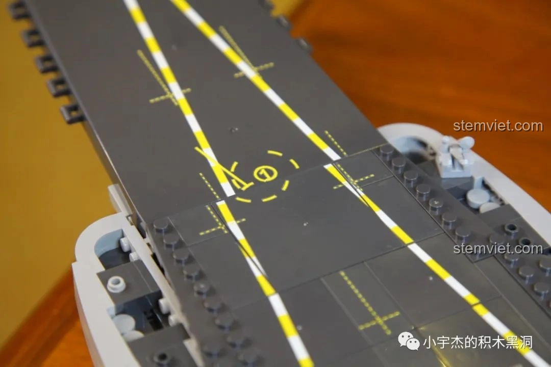 Đảo chỉ huy và đế trưng bày của bộ lắp ráp Hàng Không Mẫu Hạm Sơn Đông SEMBO 202001 đã hoàn thiện.