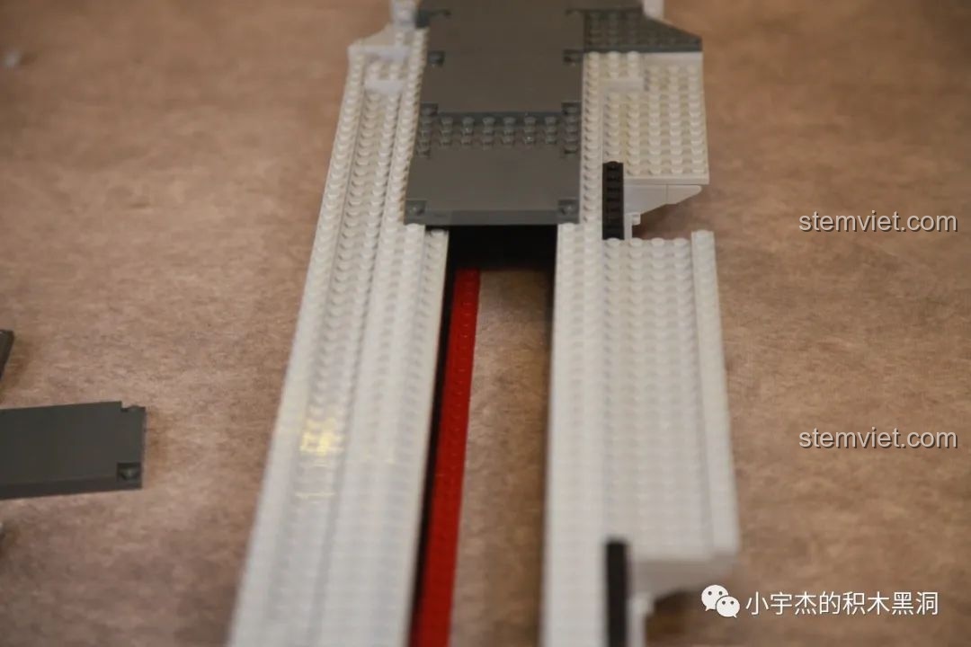 Góc nhìn khác của phần đảo chỉ huy mô hình Sluban M38-B1188 Tàu Sân Bay Phúc Kiến, thể hiện chi tiết kiến trúc.