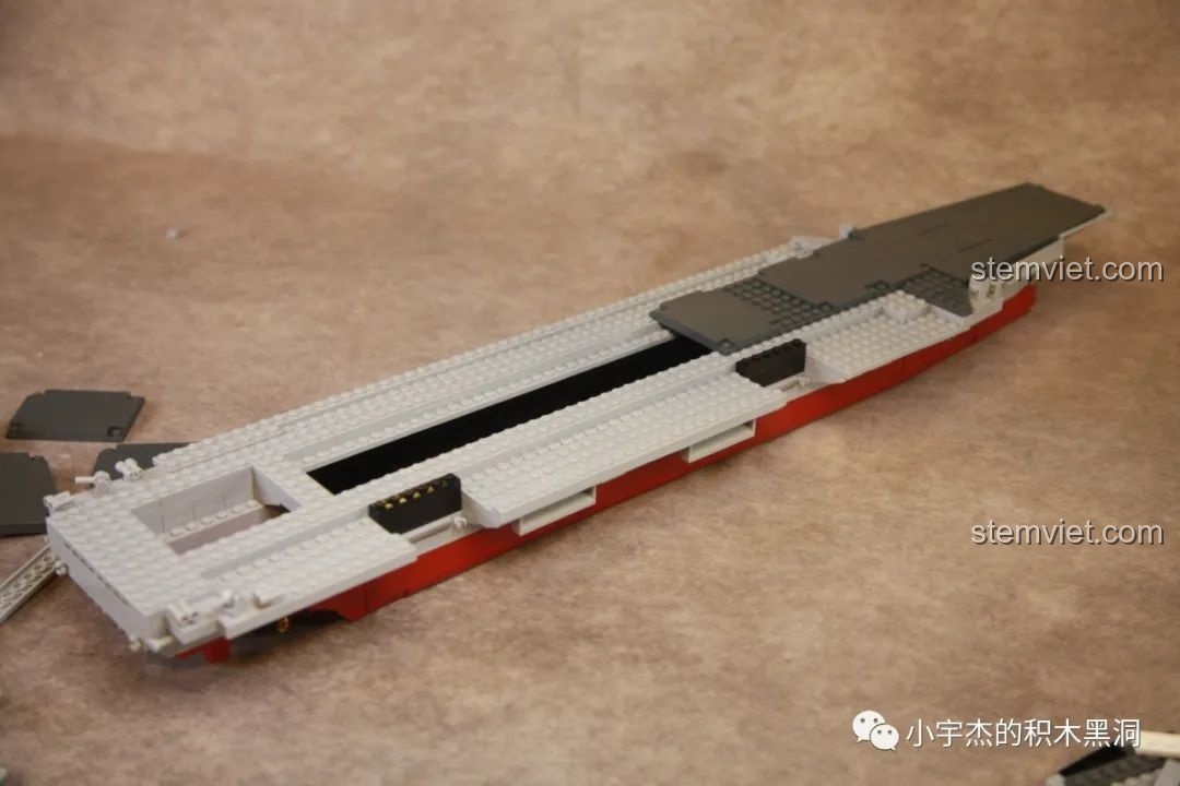 Đảo chỉ huy của mô hình Sluban M38-B1188 Tàu Sân Bay Phúc Kiến sau khi dán decal số 