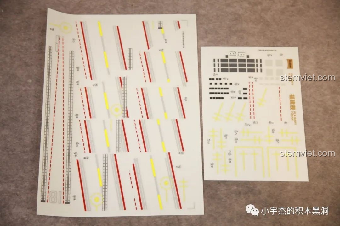 Phần đảo chỉ huy của mô hình Tàu Sân Bay Phúc Kiến Sluban M38-B1188 đã hoàn thành, với các chi tiết radar và anten.