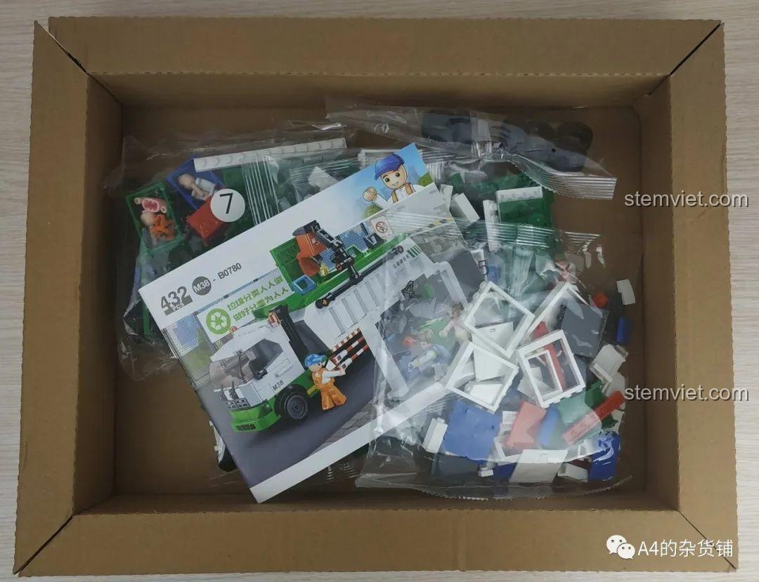 Bên trong hộp đồ chơi Sluban M38-B0780 gồm các túi mảnh ghép, sách hướng dẫn và sticker.