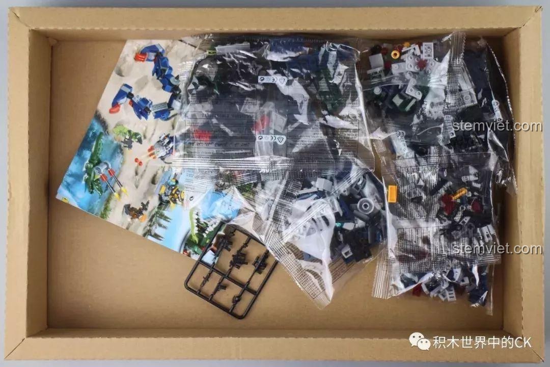 Bên trong hộp đồ chơi lắp ráp Người Máy Cá Sấu Winner 5061 với các túi mảnh ghép và sách hướng dẫn.