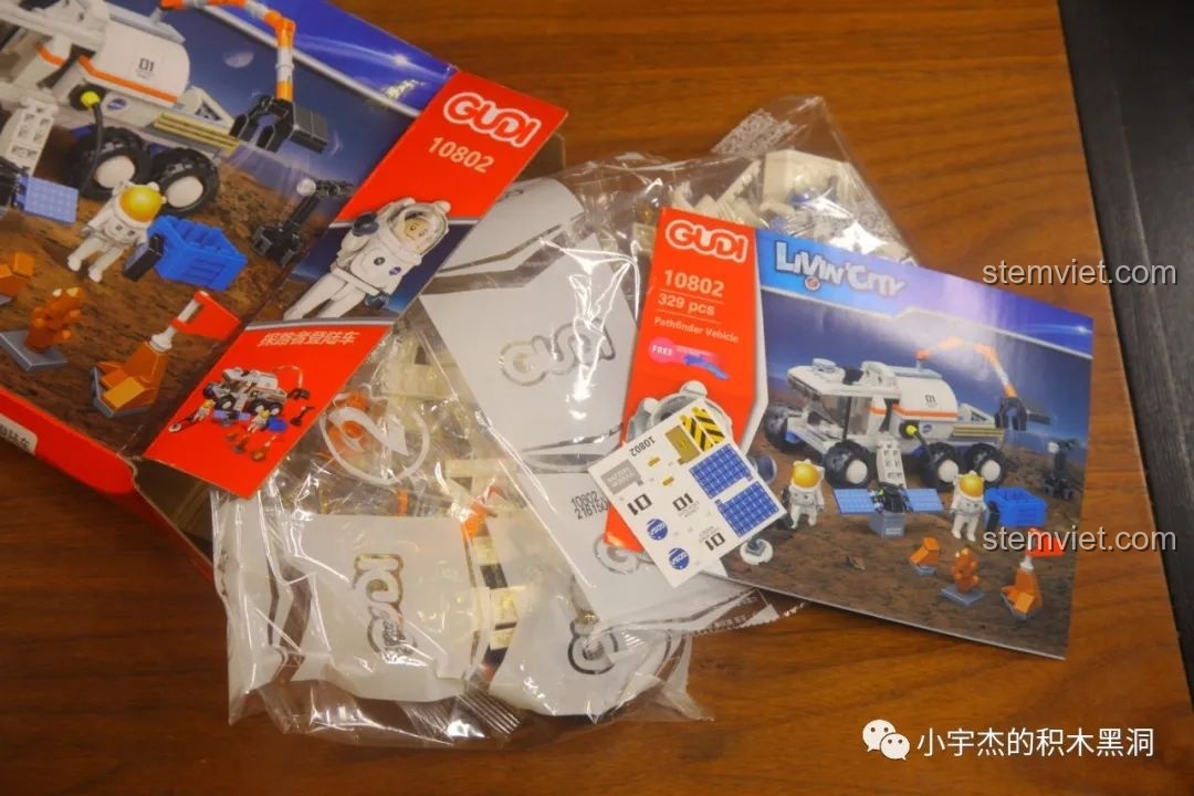 Bên trong hộp GUDI 10802 gồm các túi mảnh ghép, sách hướng dẫn và sticker để trang trí cho mô hình xe tự hành.