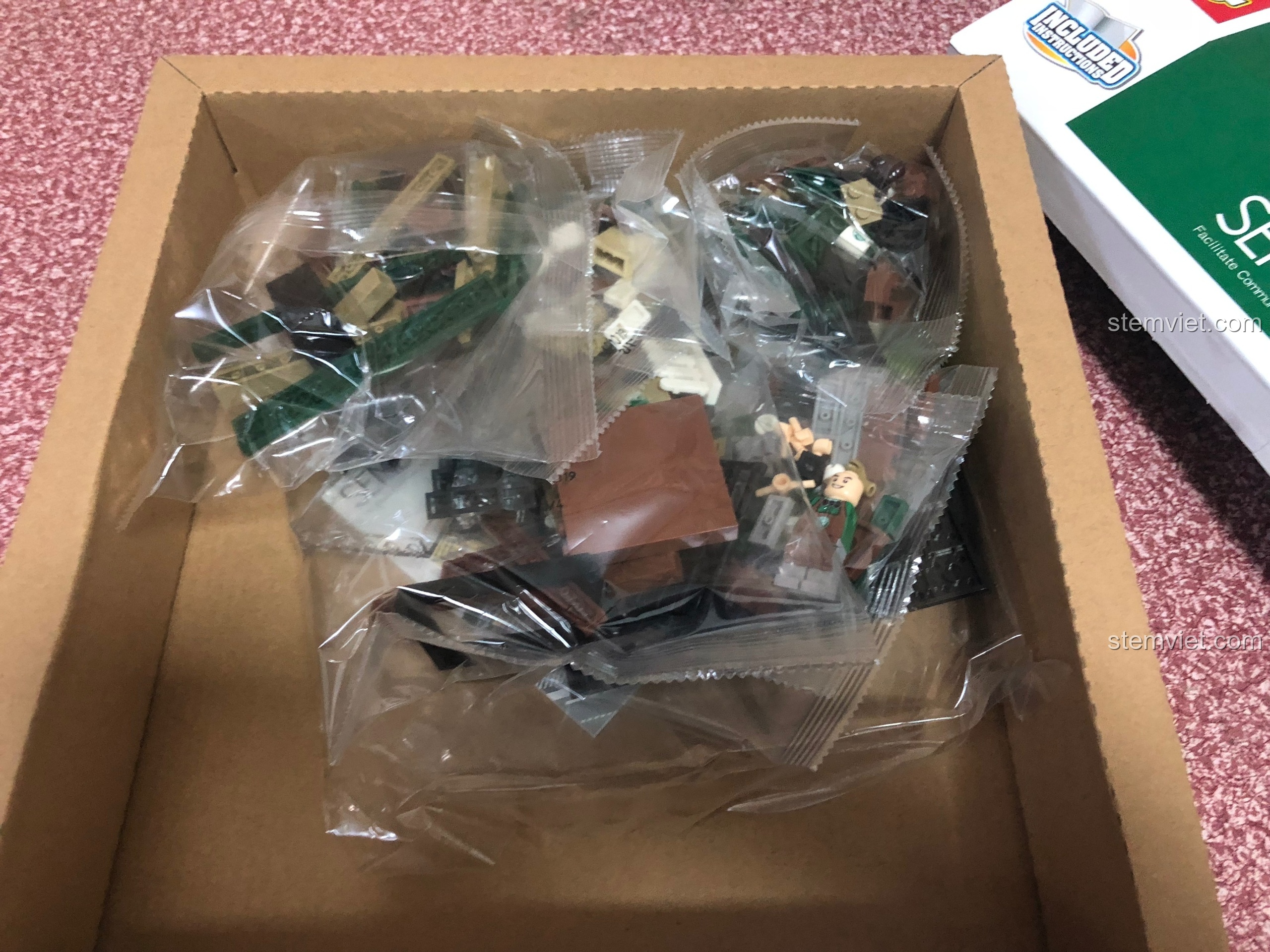 Bên trong hộp Sembo 601019 là các túi nhựa chứa mảnh ghép và minifigures được sắp xếp gọn gàng.