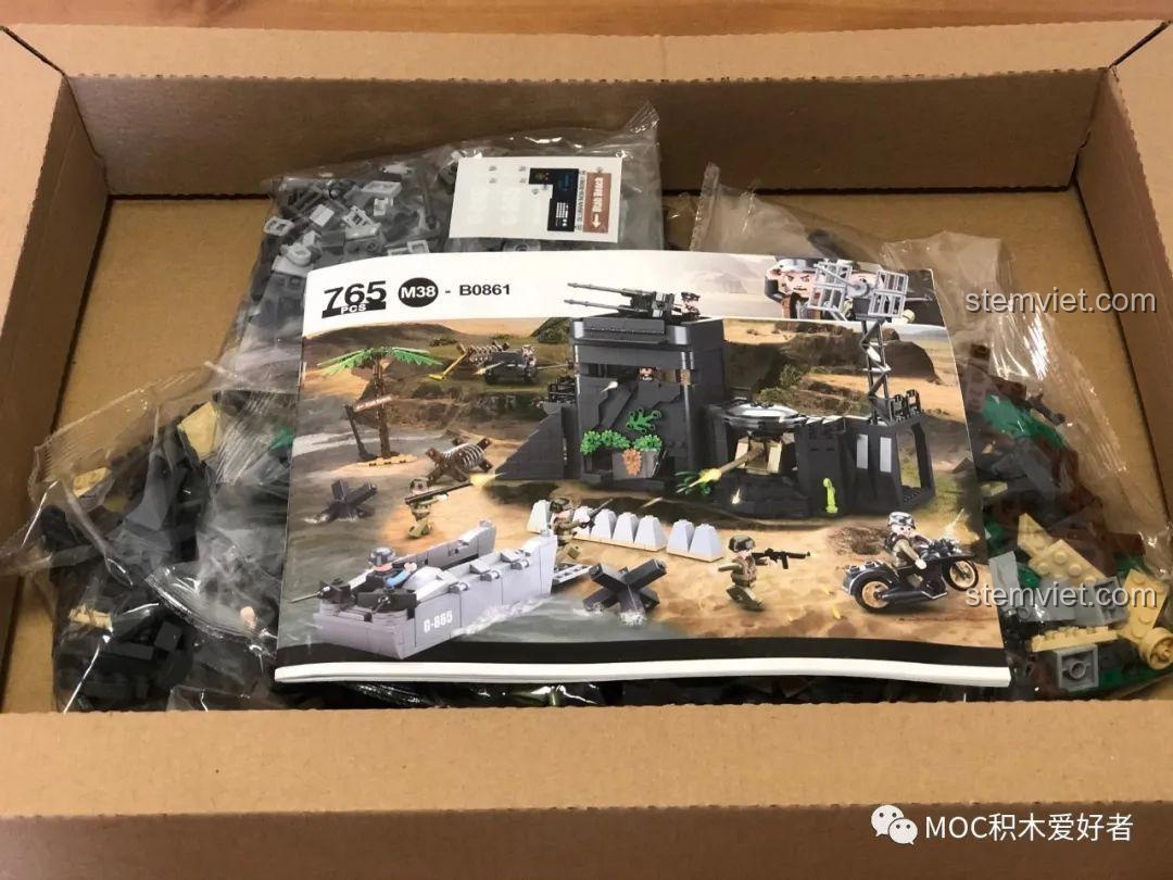 Bên trong hộp bộ xếp hình Căn cứ quân Đức ở Normandy M38 B0861 với các túi mảnh ghép và sách hướng dẫn.