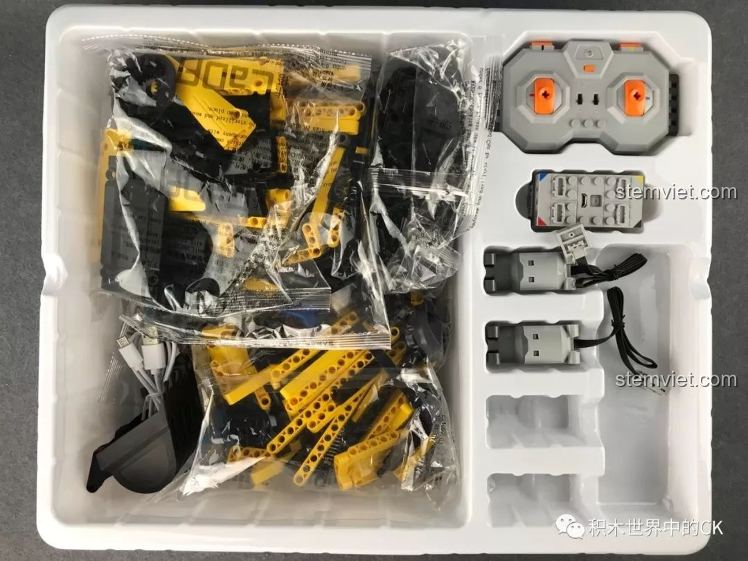 Bên trong hộp đồ chơi CaDA C51057 với các túi chi tiết, bộ điều khiển và động cơ được sắp xếp ngăn nắp, an toàn.