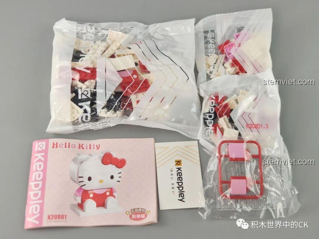 Bên trong hộp Keeppley K20801 Mô hình Hello Kitty gồm các túi mảnh ghép và sách hướng dẫn lắp ráp.