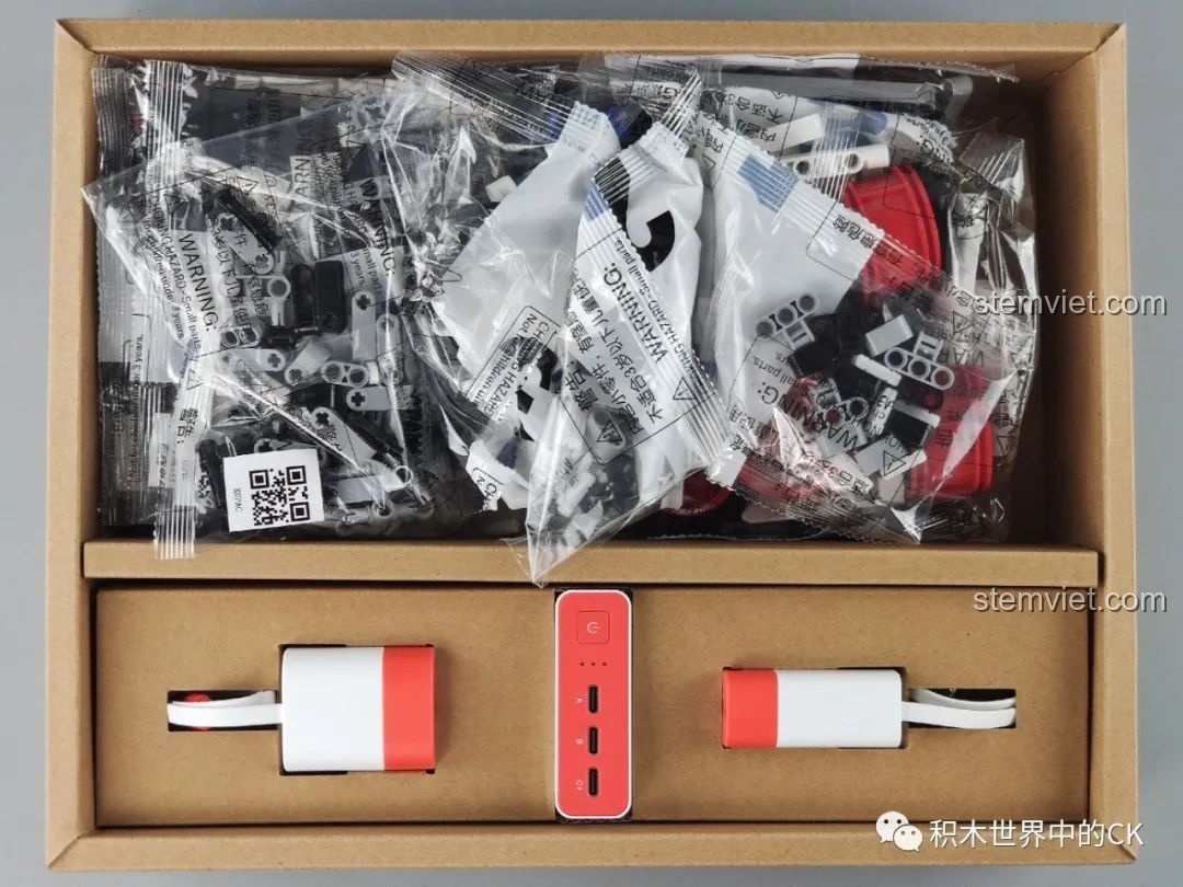 Bên trong hộp đồ chơi mô hình Xe Đua Đường Trường Drift được sắp xếp gọn gàng với các túi chi tiết và bộ động cơ.