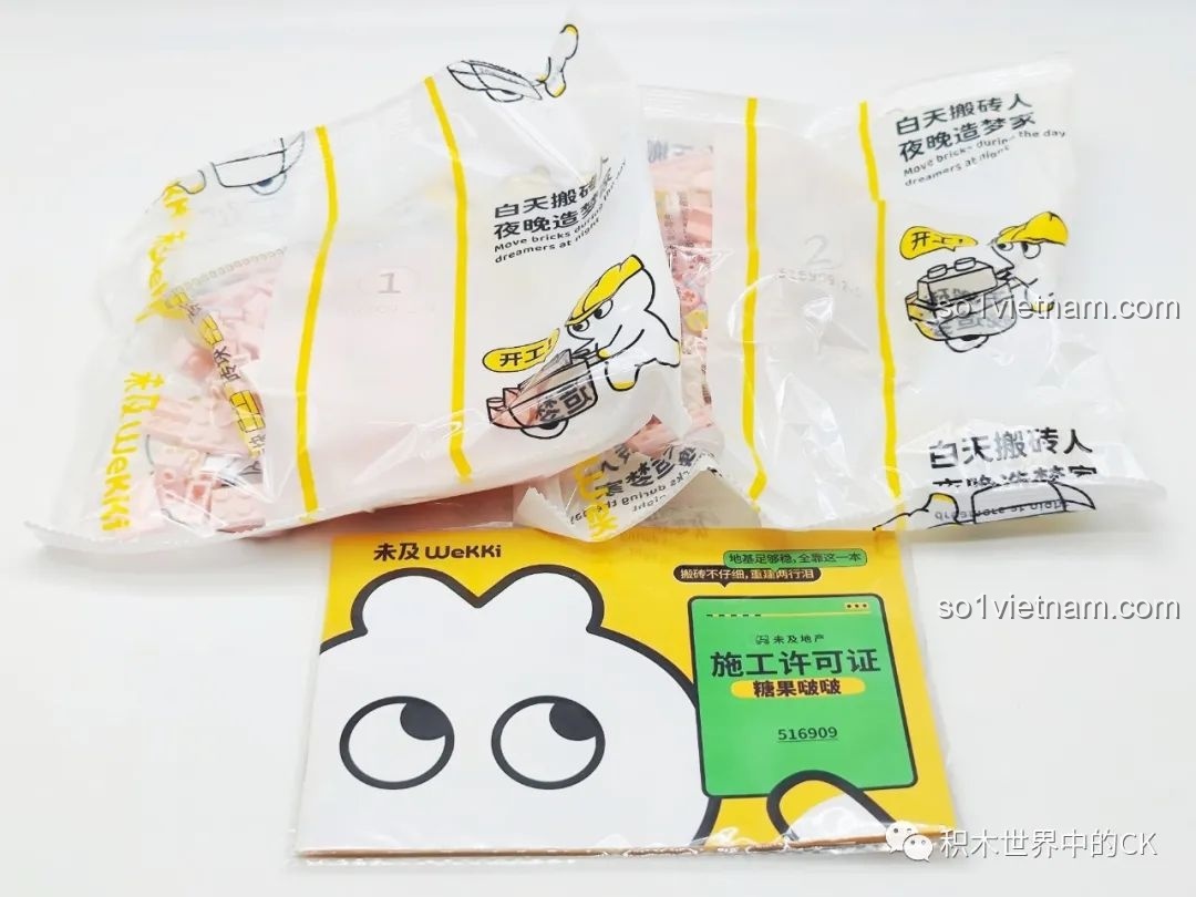 Bên trong hộp Wekki 516909 Kẹo Ngọt Bobo, bao gồm các túi gạch màu hồng và sách hướng dẫn lắp ráp.