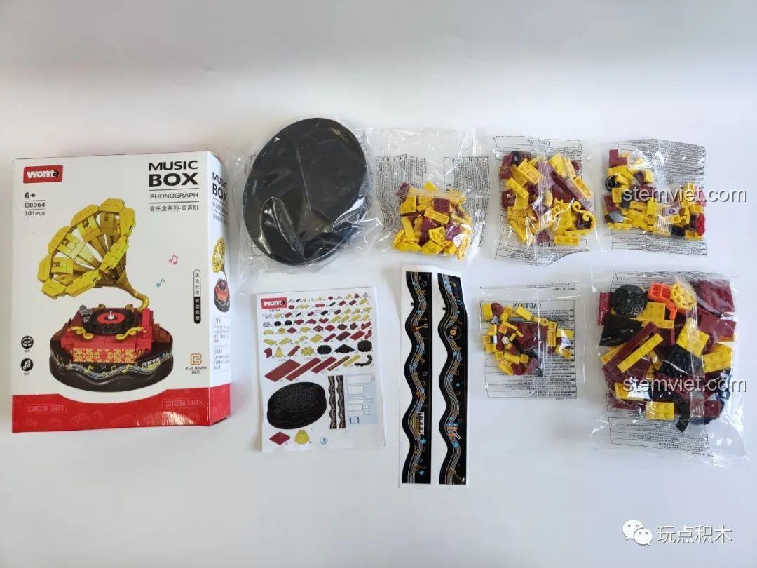 Mở hộp bộ lắp ráp WOMA C0364 Hộp Nhạc Máy Hát Đĩa Than, bên trong có các túi chi tiết, sách hướng dẫn và sticker.