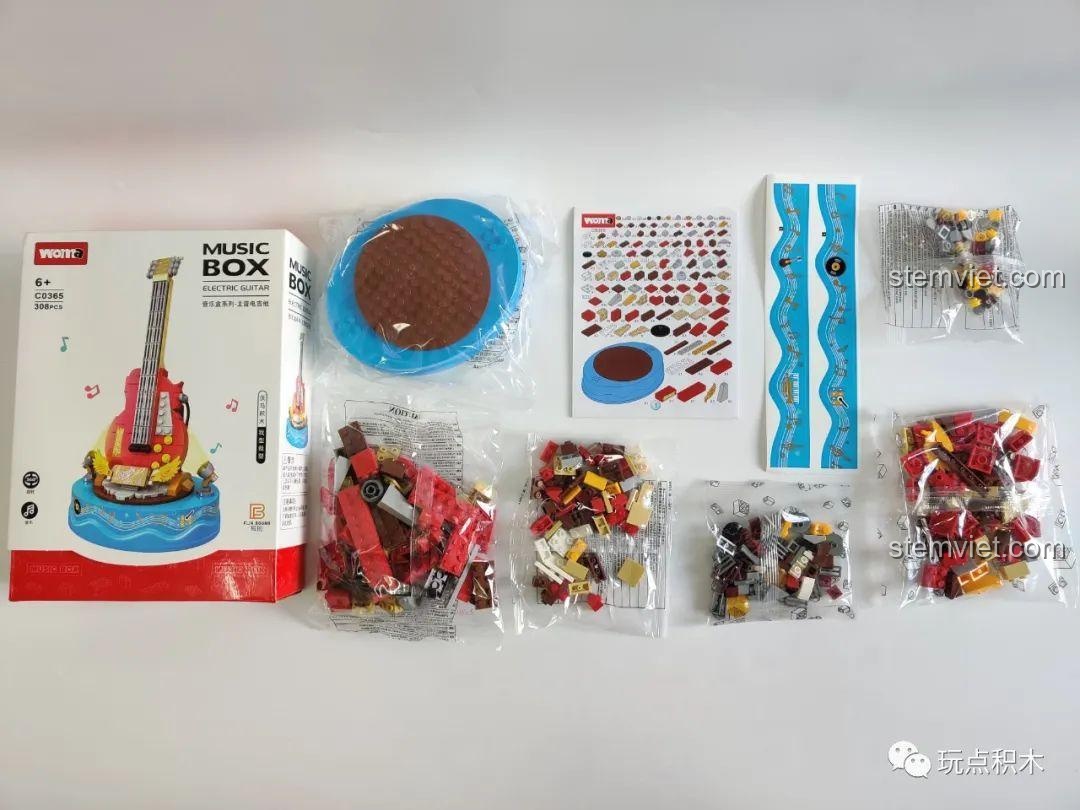 Mở hộp bộ lắp ráp WOMA C0365 Hộp Nhạc Guitar Điện, bao gồm các túi chi tiết, đế xanh, sách hướng dẫn và sticker.