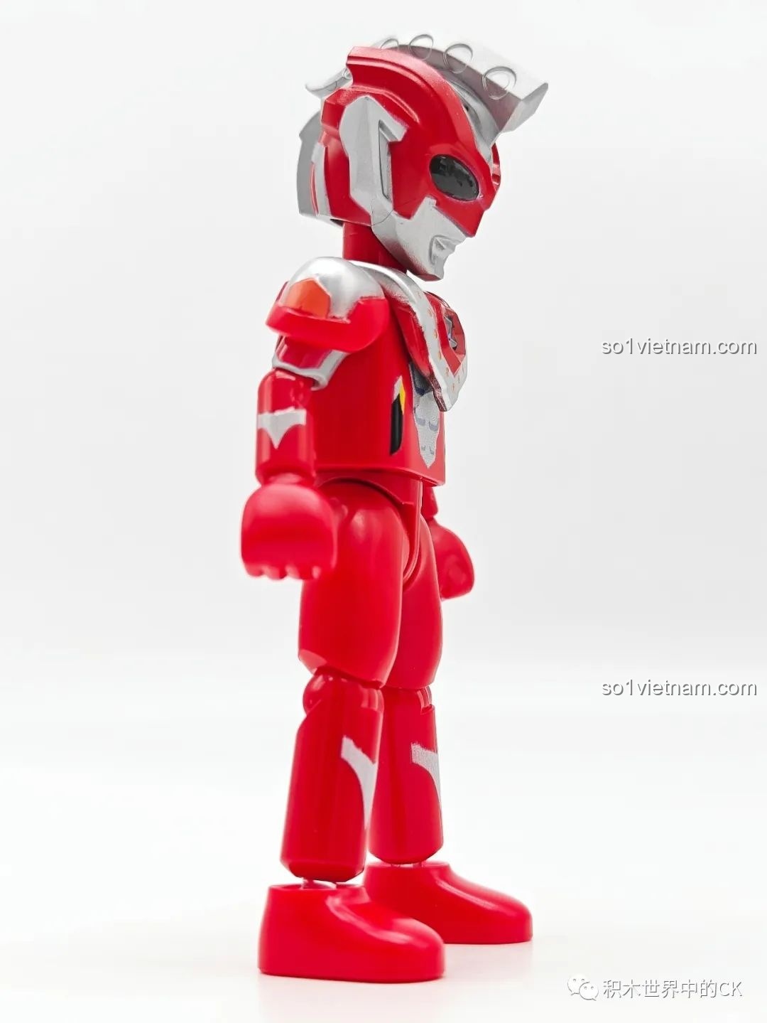 Mô hình Dark Ultraman Tiga của BLOKEES nhìn từ phía sau