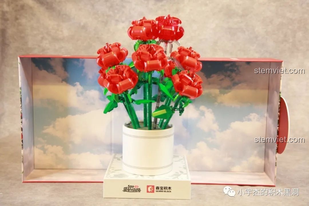 Bó hoa hồng SEMBO 601268 được đặt vào hộp quà với phông nền trời xanh, tạo nên một khung cảnh lãng mạn.