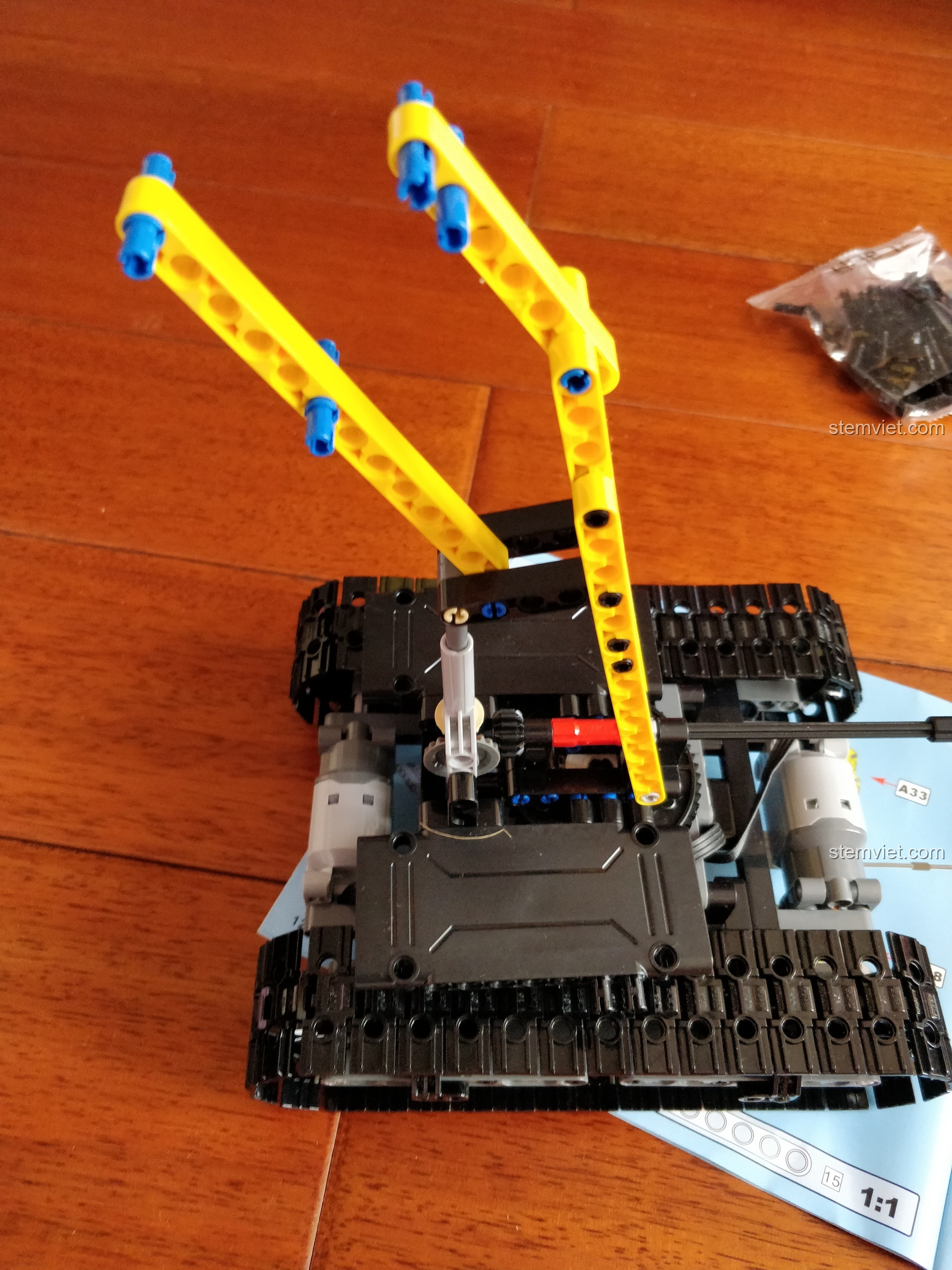 Đặt cụm bàn xoay lên khung gầm của Cỗ máy công trường mạnh mẽ C51057, chuẩn bị kết hợp hai phần chính.