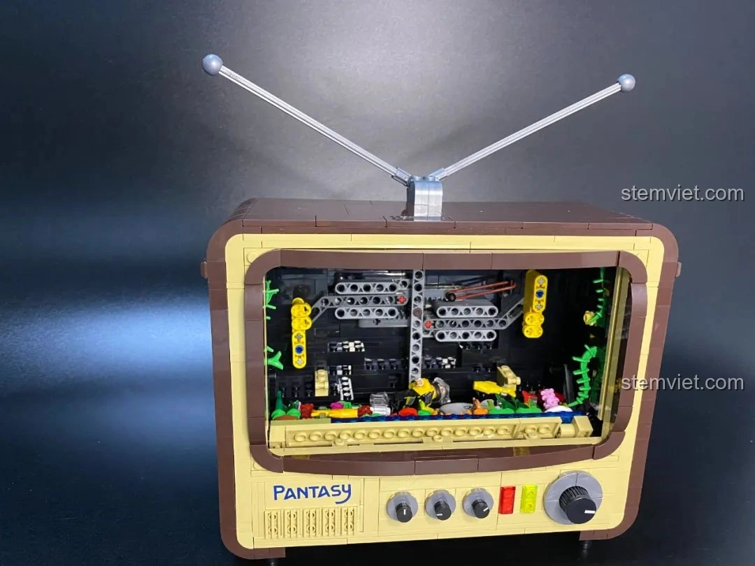 Đặt điện thoại vào TV Pantasy 61008 Tivi Cổ Điển để xem video.