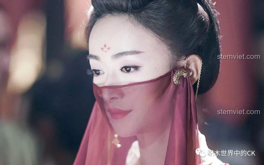 Cận cảnh khuôn mặt Đát Kỷ với khăn che mặt, đôi mắt sắc sảo và ấn ký trên trán.