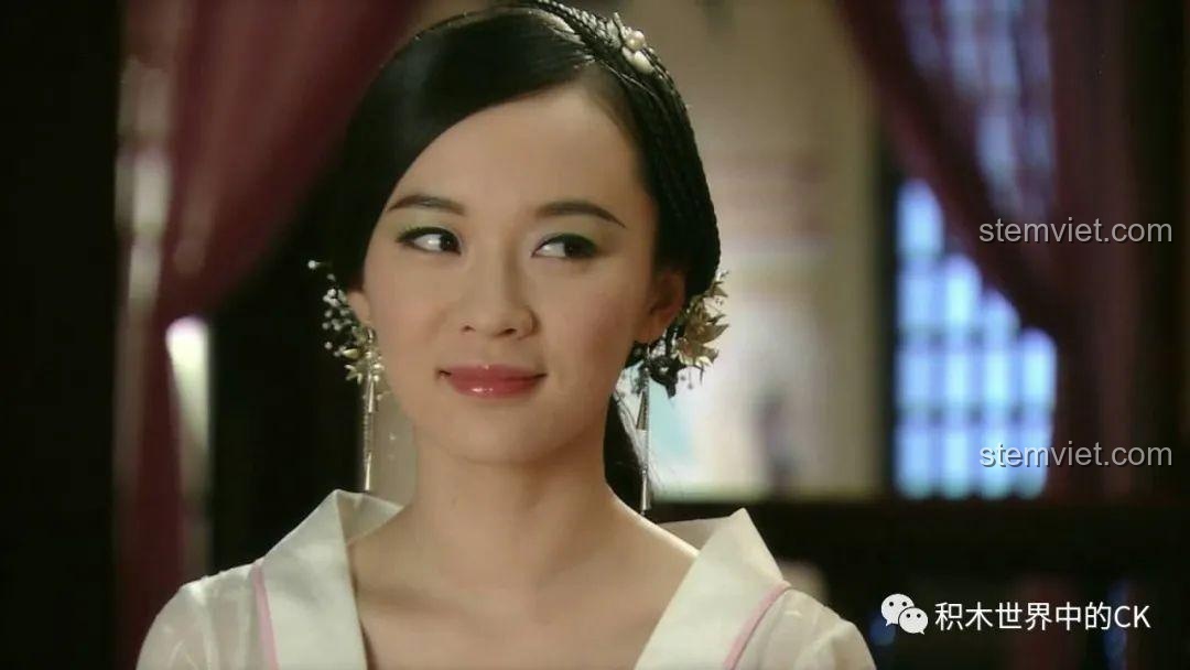 Khuôn mặt Đát Kỷ với nụ cười nhẹ, đôi mắt tinh ranh và trang sức tóc tinh xảo.