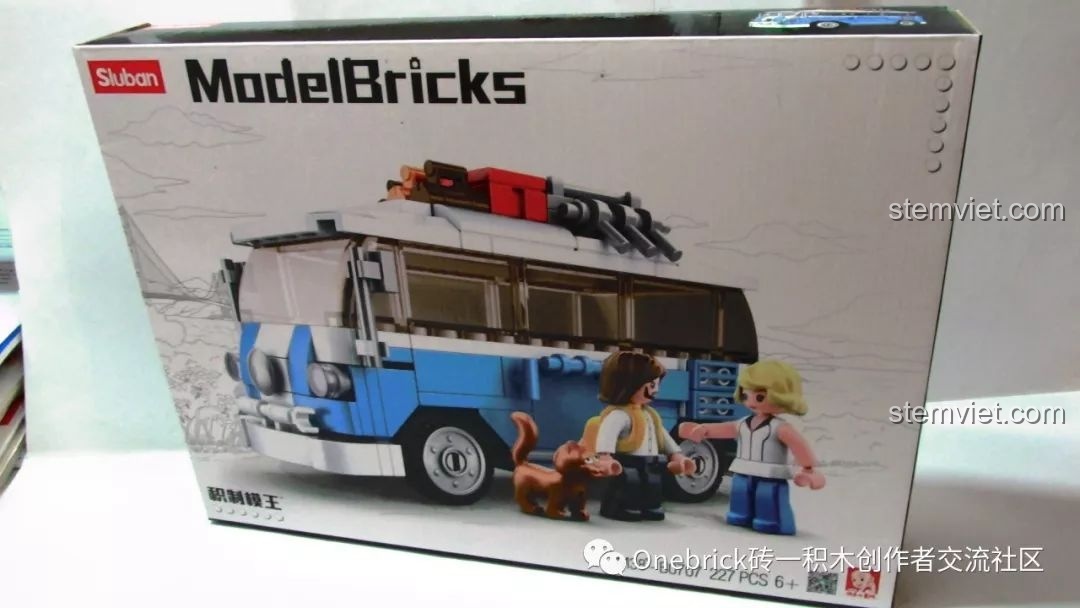 Đặt các minifigures vào bên trong Xe Microbus M38-B0707 sau khi tháo mui, cho thấy sự bất tiện trong thiết kế.