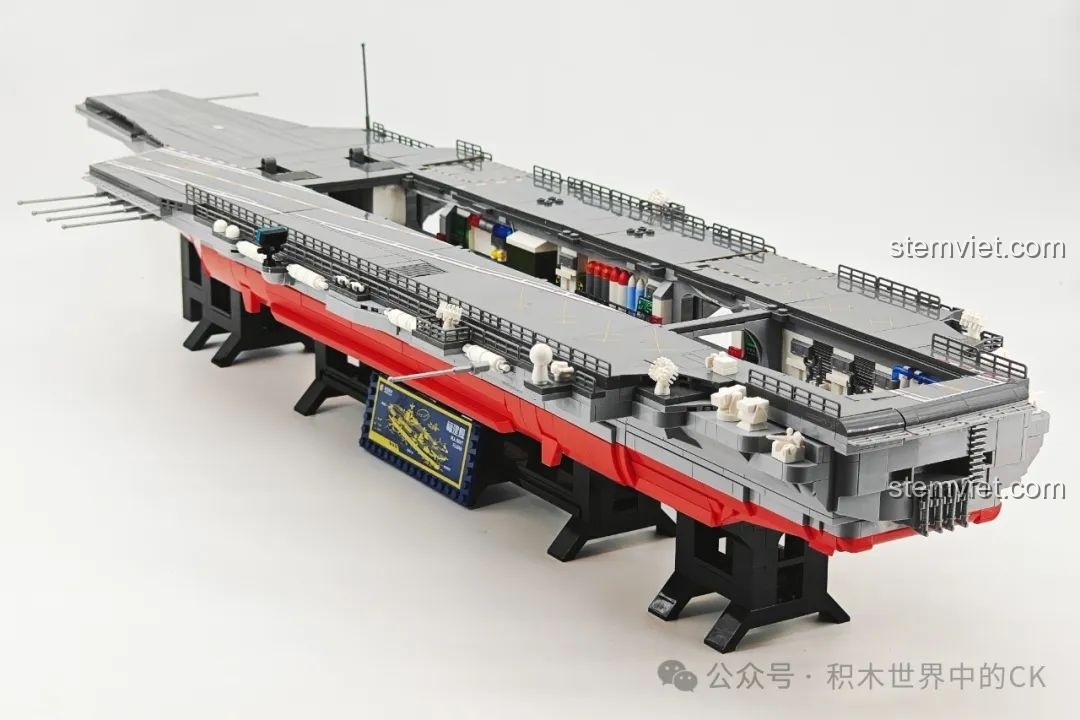 Mô hình Tàu Sân Bay Phúc Kiến Phiên Bản Kỷ Niệm 208124 được đặt lên chân đế, sẵn sàng để trưng bày trong bộ sưu tập.