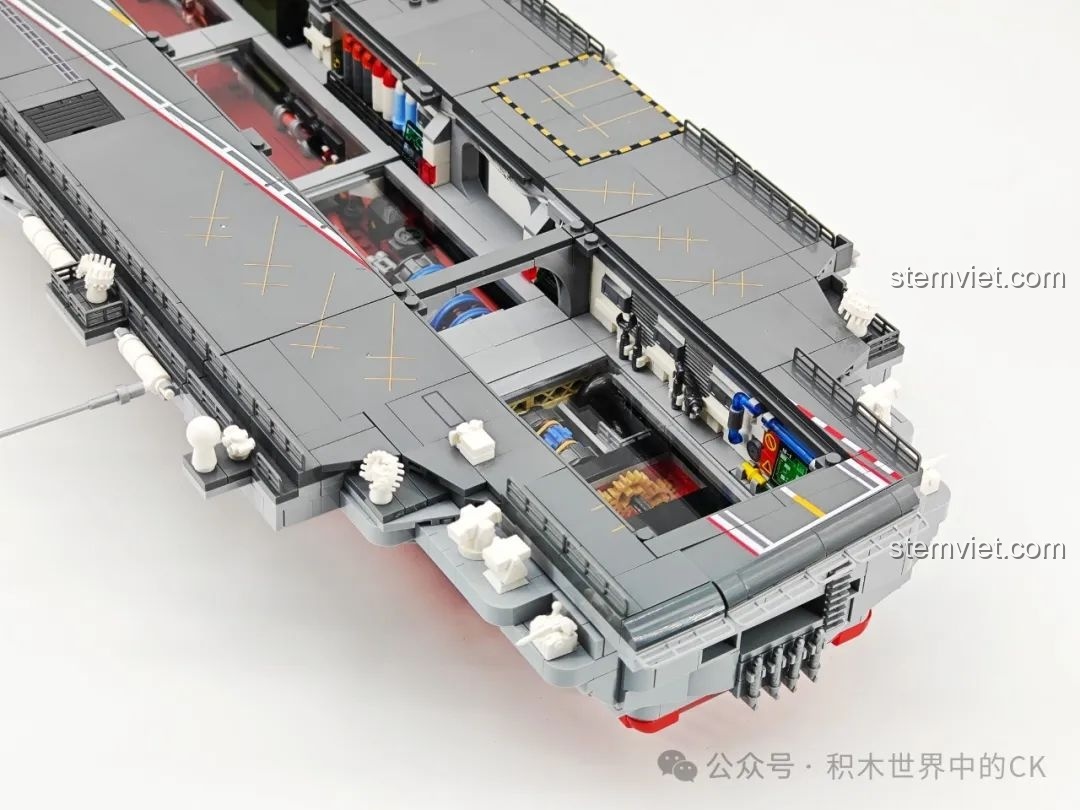 Đặt module phòng chức năng vào vị trí chính xác bên trong thân tàu SEMBO 208124, hoàn thiện một phần nội thất của mô hình.