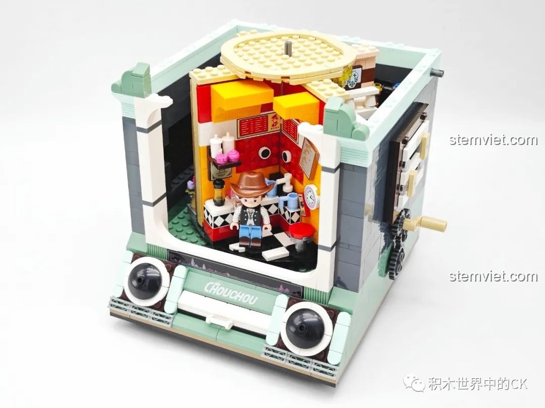 Đặt cụm sân khấu xoay đã hoàn thiện vào bên trong khung chính của mô hình máy cassette Keeppley DZ0157.