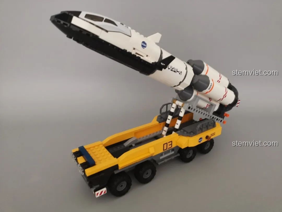 Tên lửa Hercules được đặt lên xe vận tải, hoàn thành bộ lắp ráp GUDI 10803.