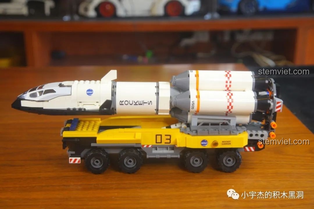 Mô hình tên lửa Hercules được đặt lên xe vận tải trong bộ GUDI 10803, tạo thành một tổng thể hoàn chỉnh.