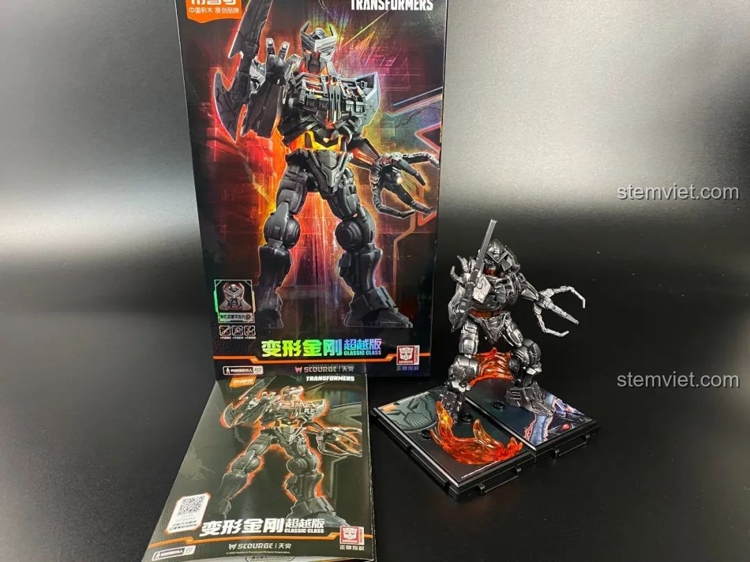 Cận cảnh chi tiết đầu của Bumblebee BLOKEES, với đôi mắt xanh dương phát sáng và chi tiết mặt nạ.