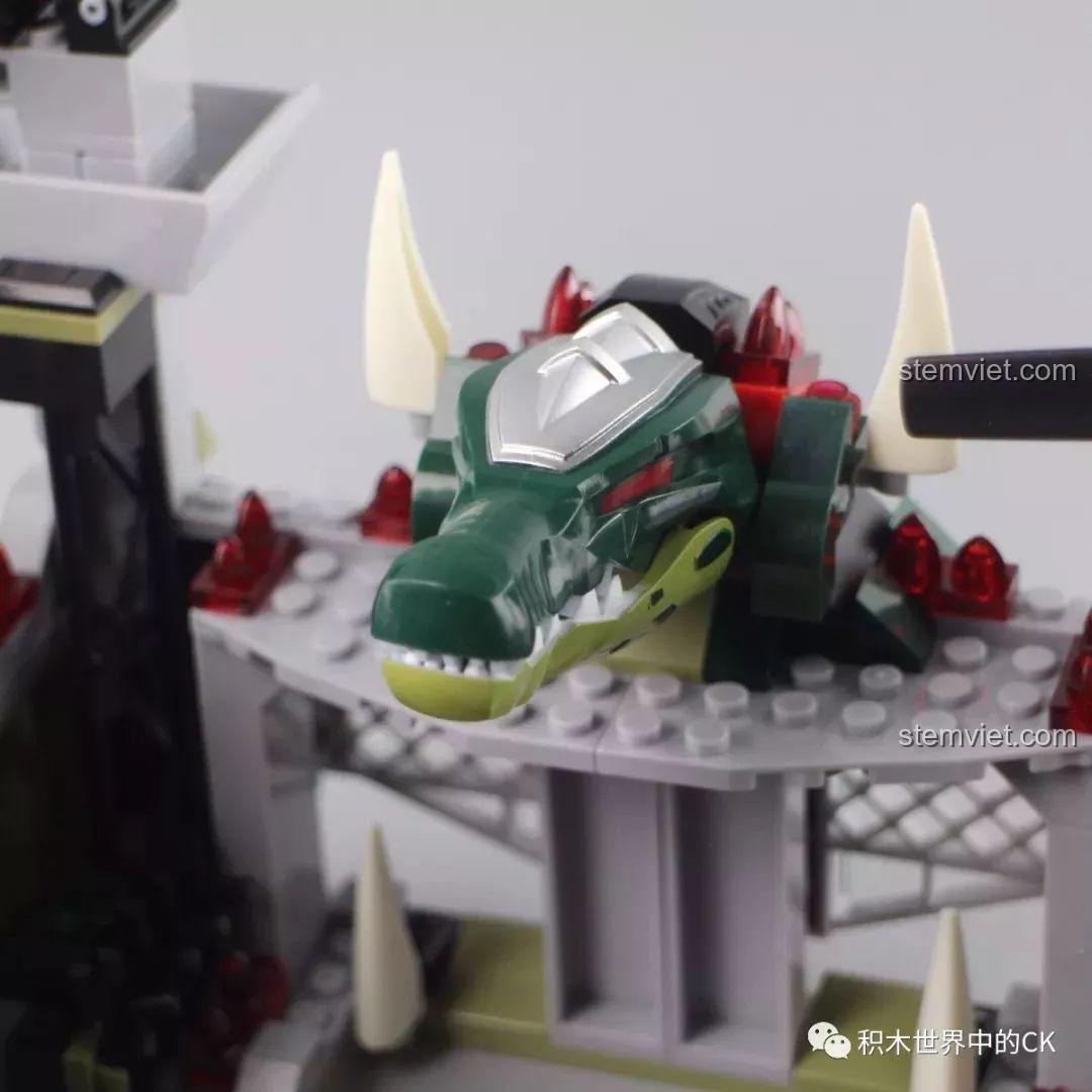 Cận cảnh đầu cá sấu khổng lồ trang trí ở trung tâm Căn Cứ Chỉ Huy Chính Của Biệt Đội Cá Sấu.