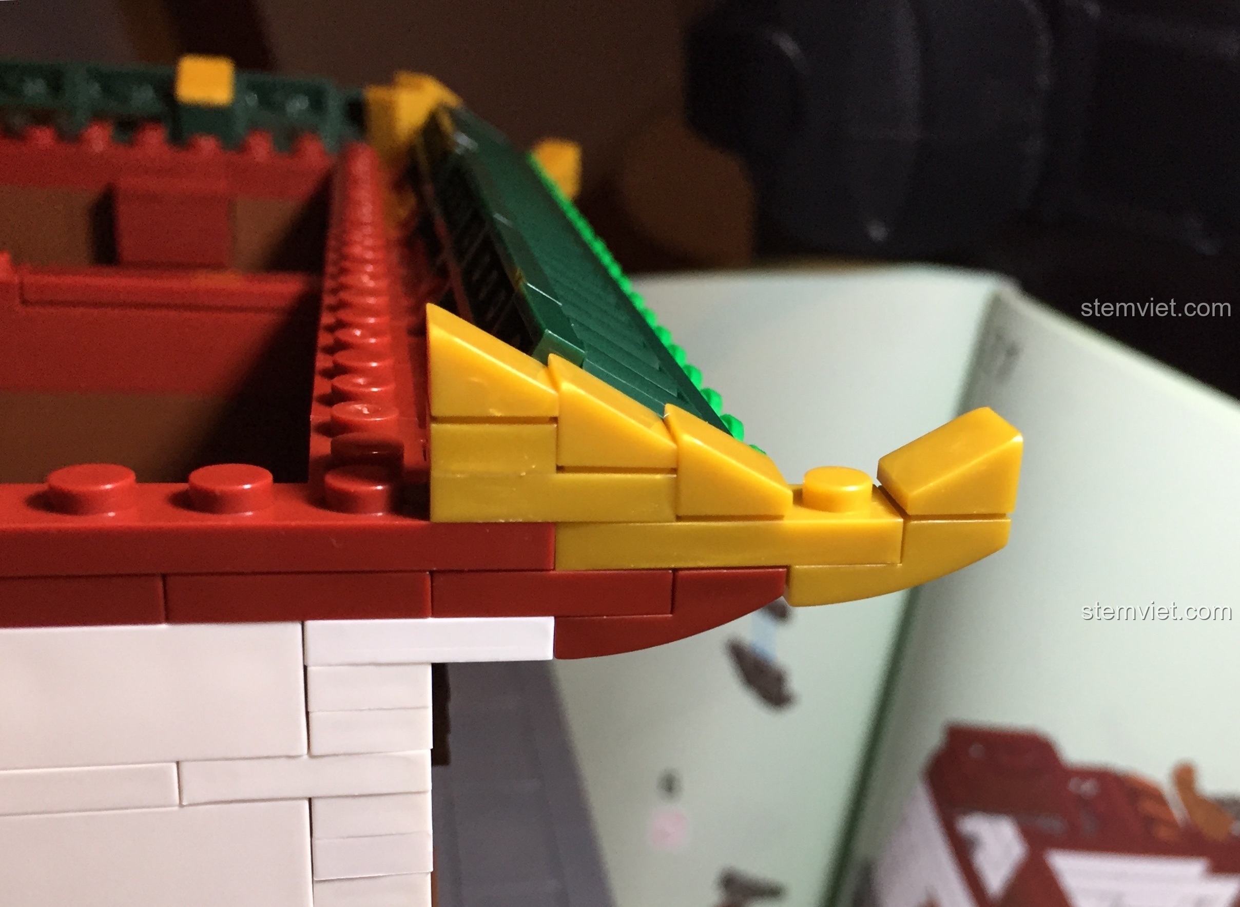 Cận cảnh phần đầu đao cong vút của mái hiên, một chi tiết kiến trúc đặc trưng trong bộ XINGBAO 1022.