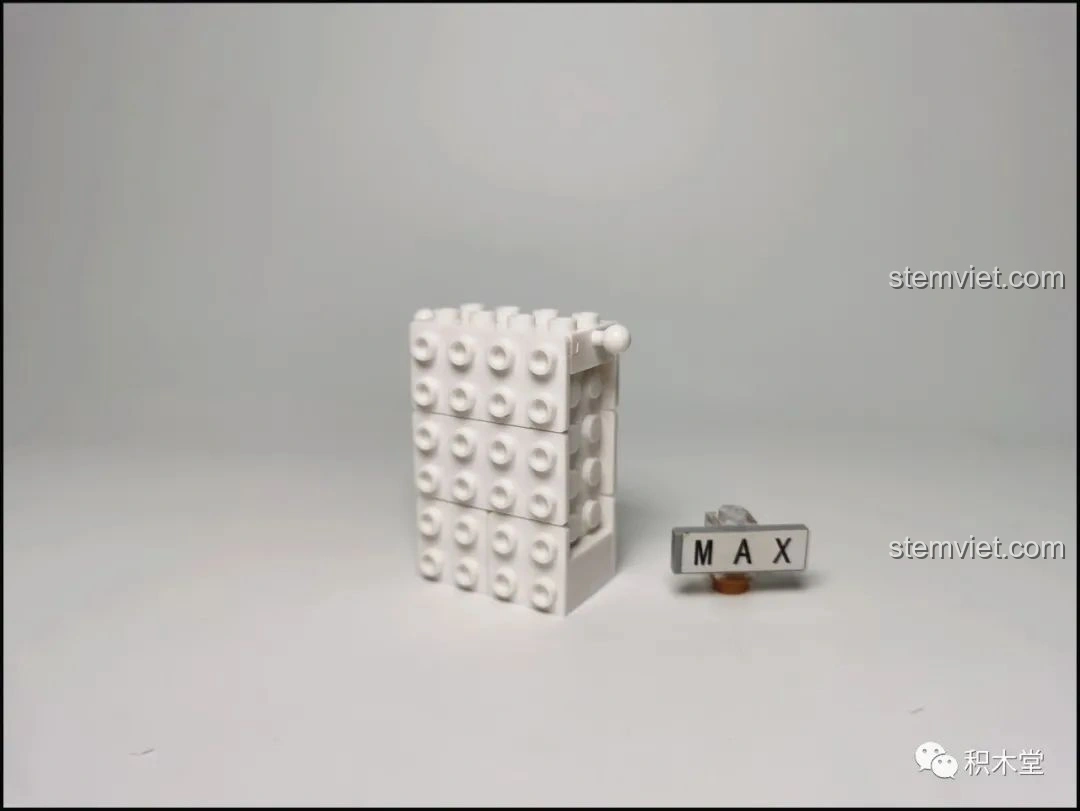 Phần đầu của mô hình Sluban Q-Bricks Gia Cát Lượng, với biểu cảm thông minh.