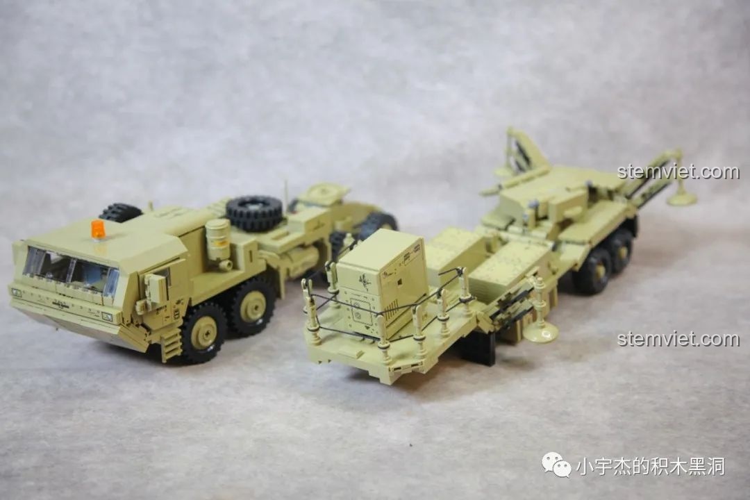 Phần đầu kéo và rơ-moóc của Xe vận tải chiến thuật hạng nặng M983 được đặt cạnh nhau trước khi lắp ráp.