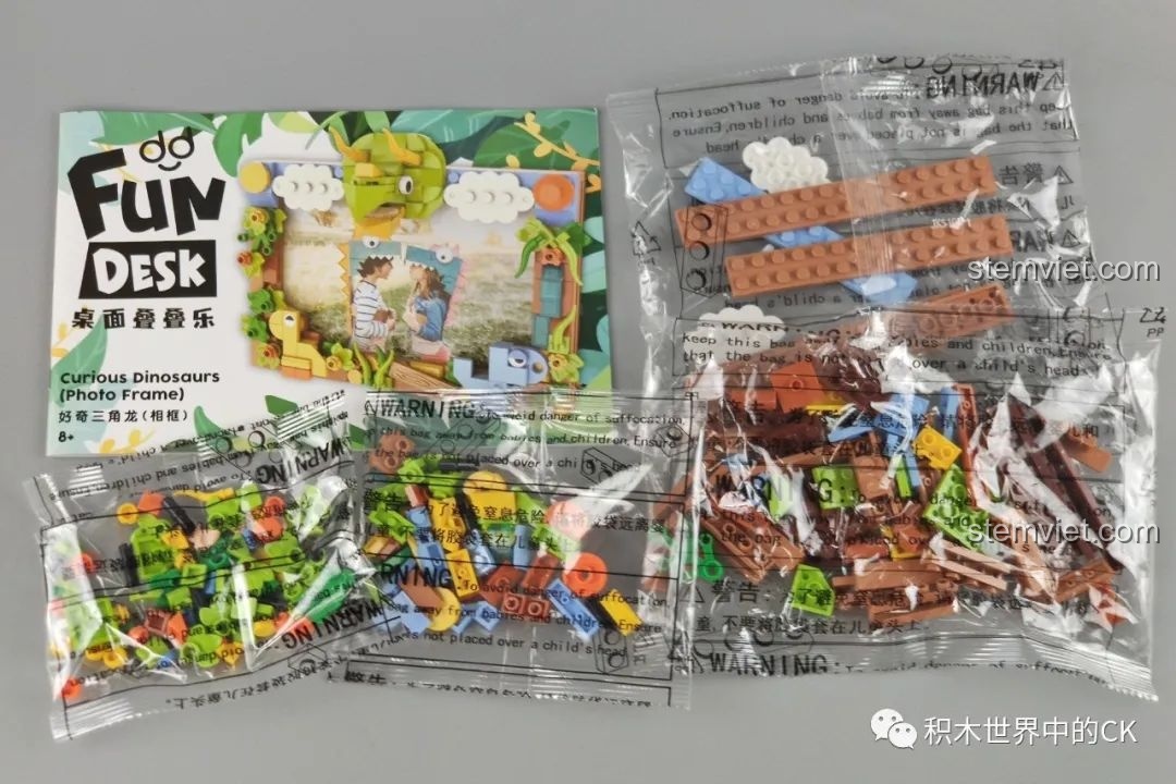 Cận cảnh đầu khủng long trang trí trên khung ảnh khủng long tò mò JAKI Fun Desk