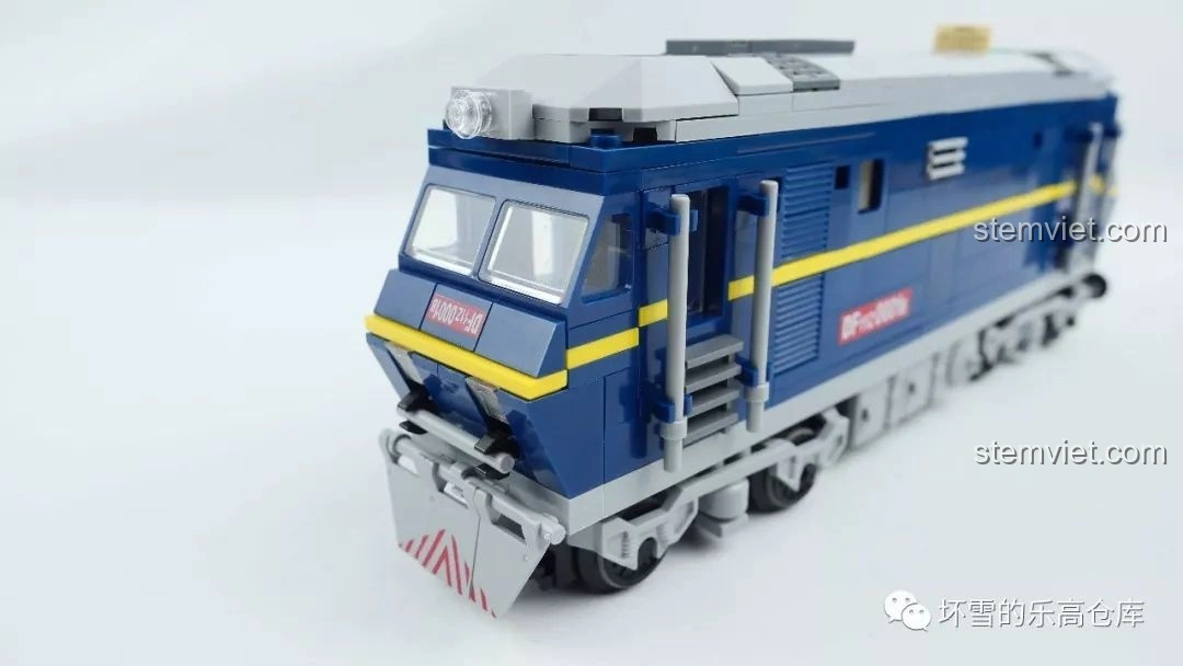 Cận cảnh đầu máy xe lửa Đông Phong 11Z KAZI KY98220, nổi bật với thiết kế hai buồng lái và các chi tiết như bộ đệm, tay vịn.