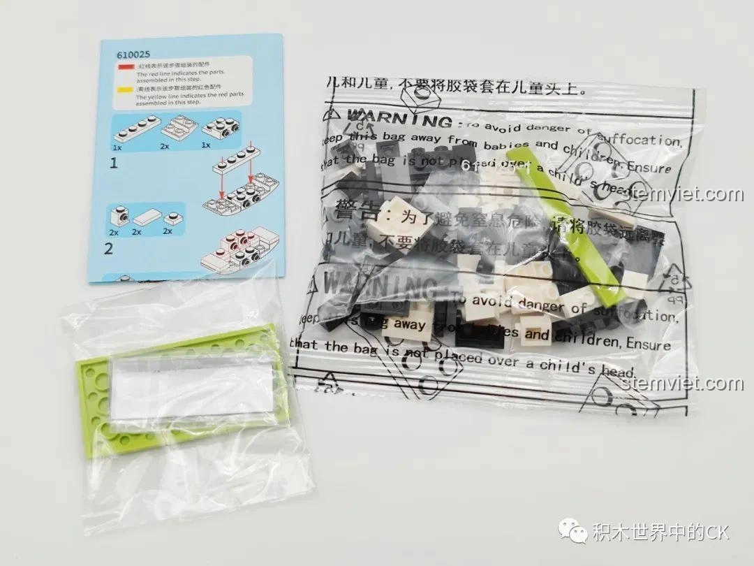 Các chi tiết lắp ráp của Đầu mèo dán tủ lạnh SEMBO 610025 (Mèo Bò Sữa) được đóng gói trong túi zip cùng hướng dẫn. Nhựa ABS cao cấp, an toàn cho bé.