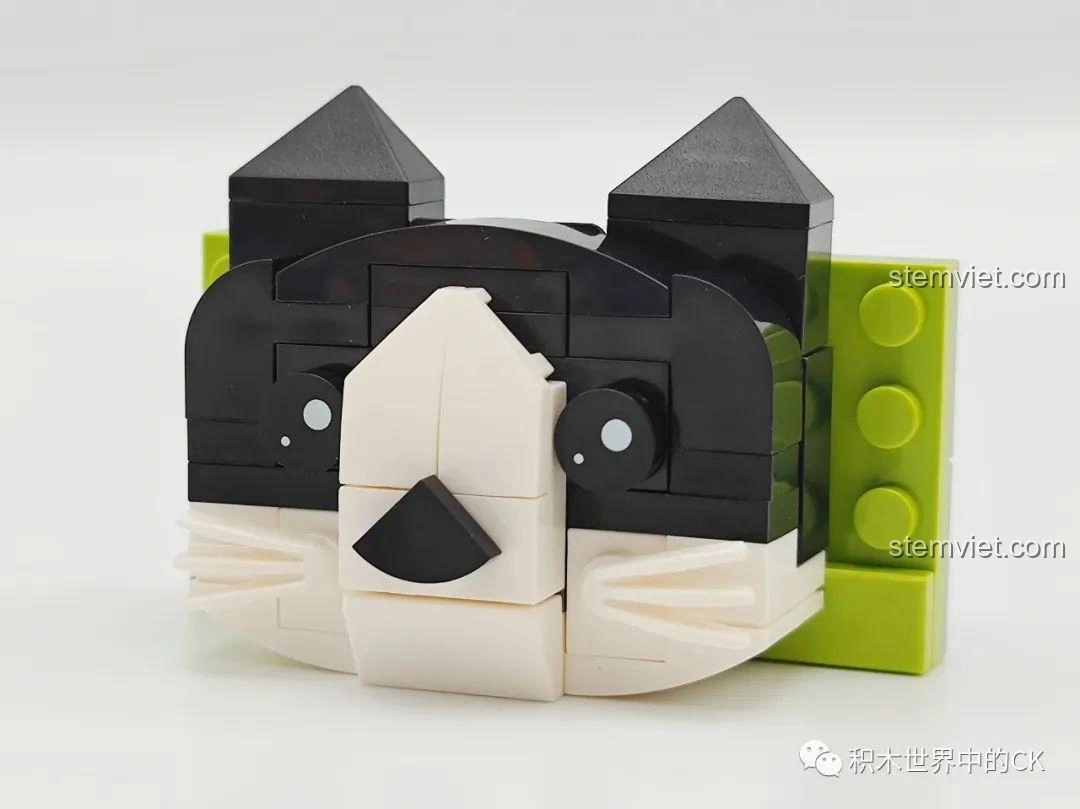 Mô hình Đầu mèo dán tủ lạnh SEMBO 610025 (Mèo Bò Sữa) đã hoàn thành, với bộ lông đen trắng đặc trưng và đôi mắt to tròn. Đồ chơi lắp ráp đáng yêu cho bé.