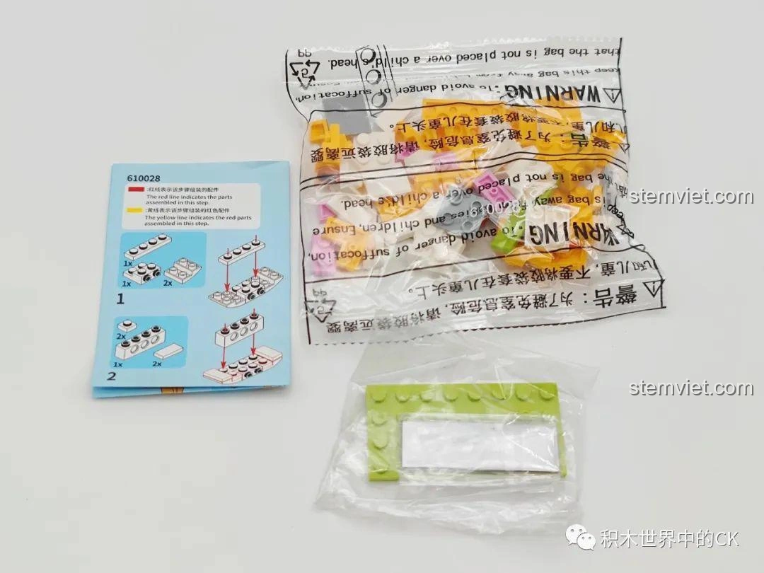 Các chi tiết lắp ráp của Đầu mèo dán tủ lạnh SEMBO 610028 (Mèo Cam) được đóng gói cùng hướng dẫn. Chất liệu nhựa ABS an toàn, dễ lắp ráp cho trẻ em.